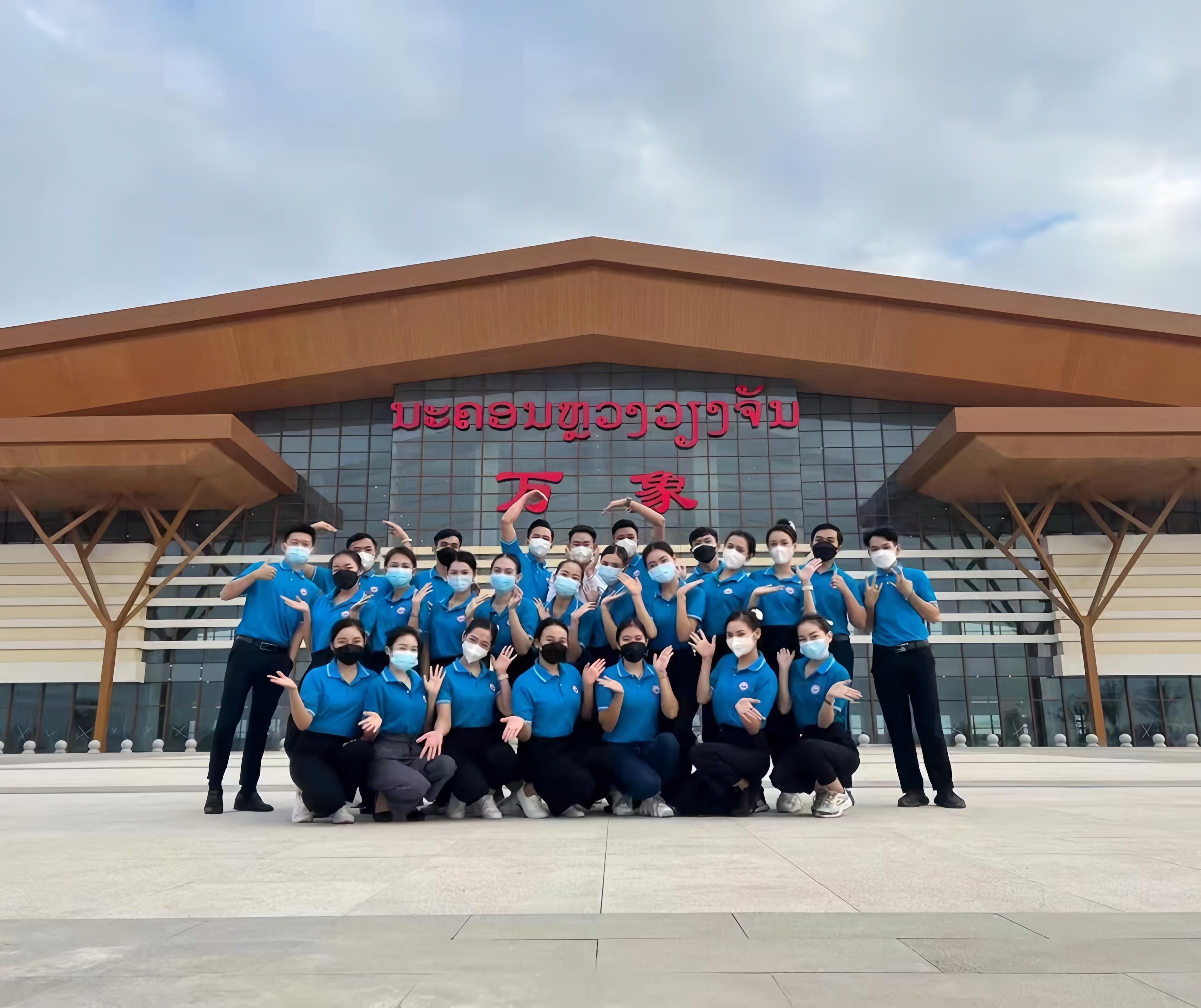 學生上崗前在老撾萬象高鐵站前合影（其中5人為貴陽職業技術學院培訓班學生）。 貴陽職業技術學院供圖