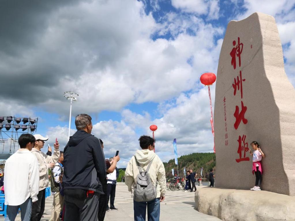 游客在漠河市地標(biāo)前打卡。新華社記者 徐凱鑫攝