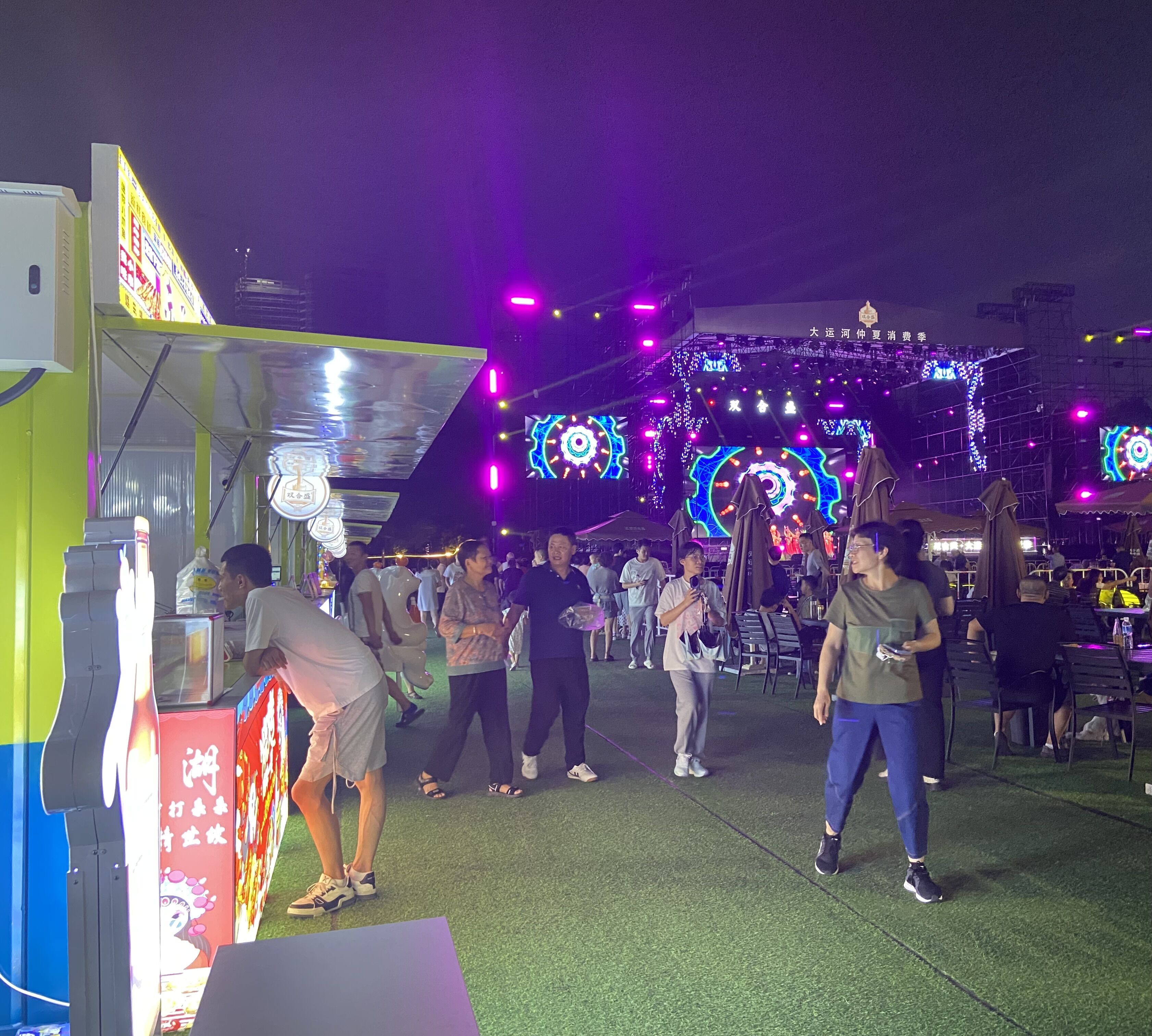 8月16日，游客在大運(yùn)河仲夏消費(fèi)季現(xiàn)場觀看演出、品嘗美食。人民網(wǎng) 馮春昉攝
