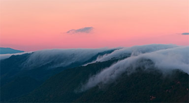 真行雲(yún)流水！雲(yún)南德宏晨霧如瀑